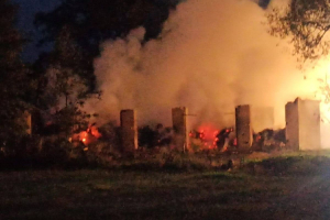 Pożar stodoły. Strażacy walczyli z ogniem kilka godzin (zdjęcia)