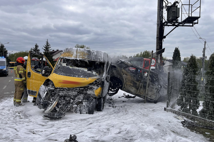 Poważny wypadek w Czarnowcu. Auta stanęły w ogniu (zdjęcia, wideo)
