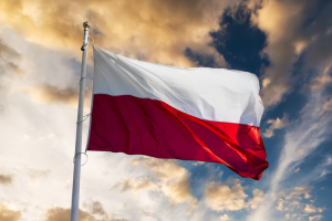 Świętujemy Dzień Flagi Rzeczypospolitej Polskiej. Co jest flagą, a co banderą?
