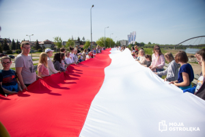 Ogromna flaga Polski pojawiła się w Ostrołęce. To akcja Specjalnego Ośrodka Szkolno-Wychowawczego (zdjecia, wideo)