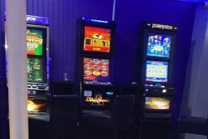 Nielegalny hazard w kamienicy. Policja zabezpieczyła automaty do gier