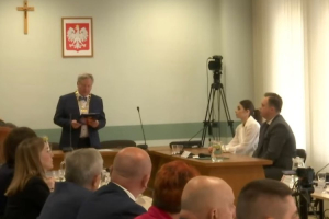 Trwa inauguracyjna sesja rady miasta Ostrołęki. Prezydent i radni złożą ślubowanie (wideo)